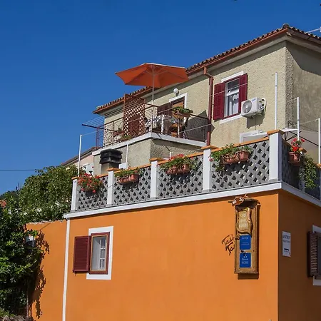 Apartment Near Martinscica Catamaran Terminal In Mihojascica *