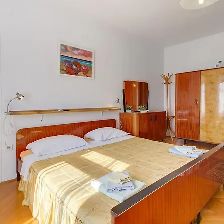 Apartment Near Martinscica Catamaran Terminal In Mihojascica *