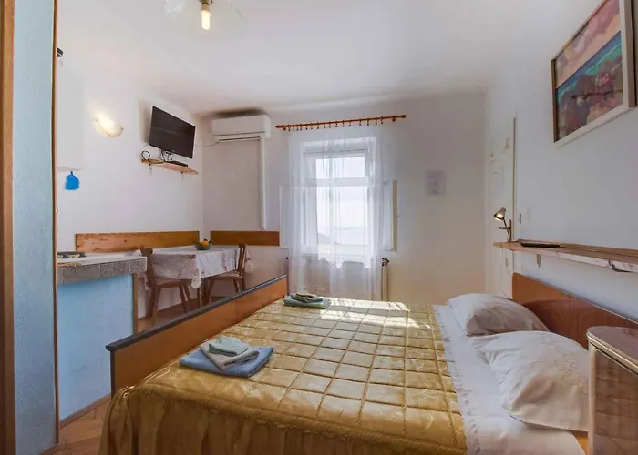 Apartment near Martinscica Catamaran Terminal in Mihojašćica Miholascica