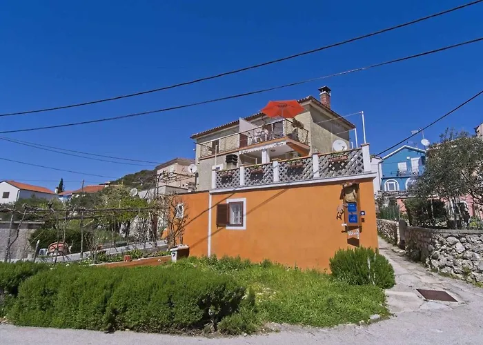 Appartamento Apartment near Martinscica Catamaran Terminal in Mihojašćica Miholascica
