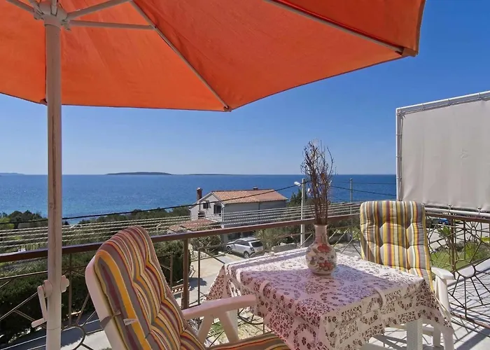 Apartment near Martinscica Catamaran Terminal in Mihojašćica Appartamento *
