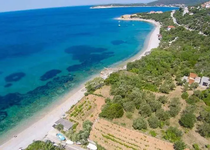 Apartment near Martinscica Catamaran Terminal in Mihojašćica Appartamento Miholascica