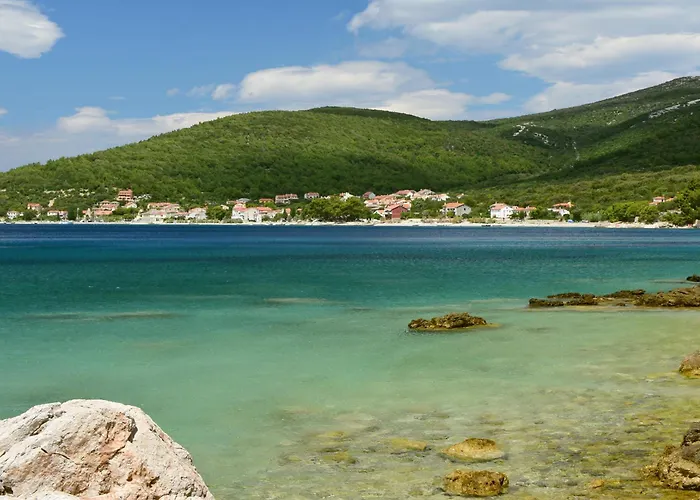 Apartment near Martinscica Catamaran Terminal in Mihojašćica *