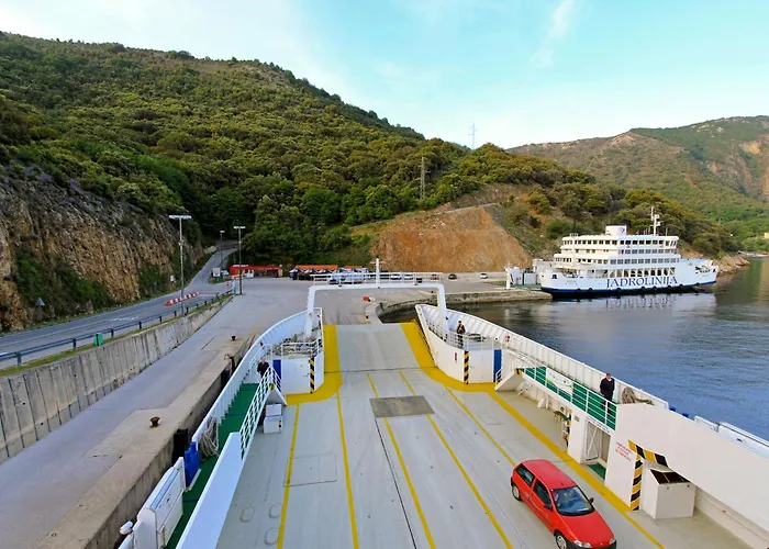 Apartment near Martinscica Catamaran Terminal in Mihojašćica