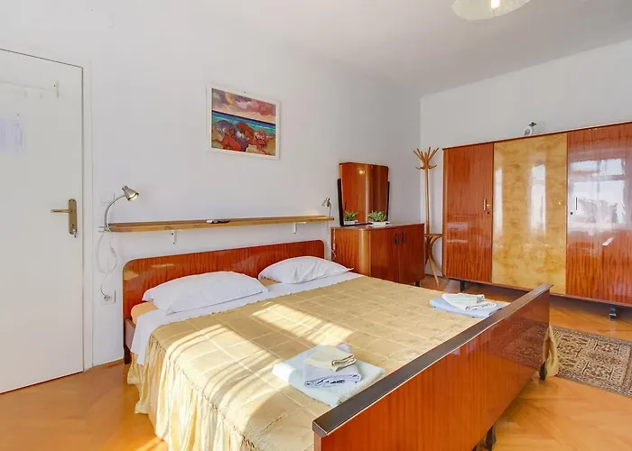 Appartamento Apartment near Martinscica Catamaran Terminal in Mihojašćica *