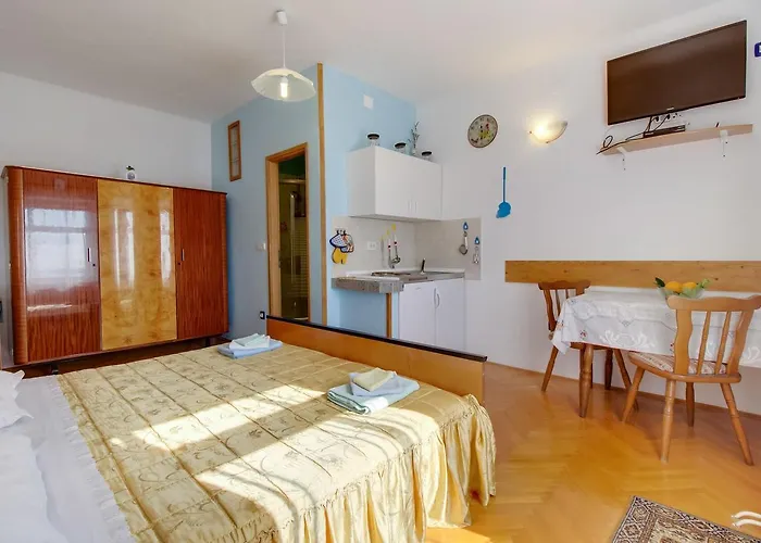 Apartment near Martinscica Catamaran Terminal in Mihojašćica * Miholascica